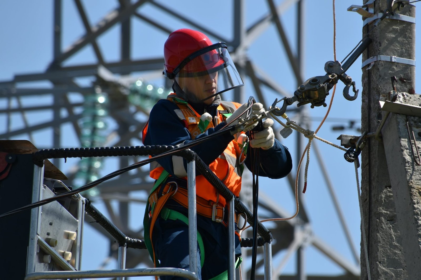 Zona urbana con instalaciones eléctricas que requieren mantenimiento eléctrico preventivo regular, intervención rápida ante fallos eléctricos y revisión periódica del estado del cableado para garantizar el suministro eléctrico sin incidencias.