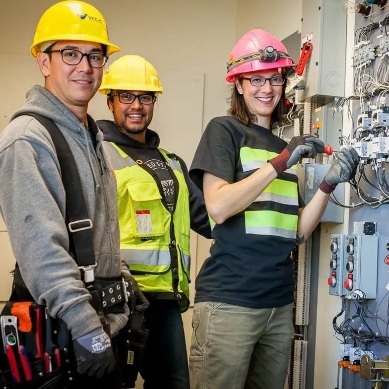 Ejemplo de instalación residencial de placas solares fotovoltaicas que permite sistemas de autoconsumo con y sin vertido de excedentes, optimizando el aprovechamiento energético del hogar mediante tecnología renovable avanzada.