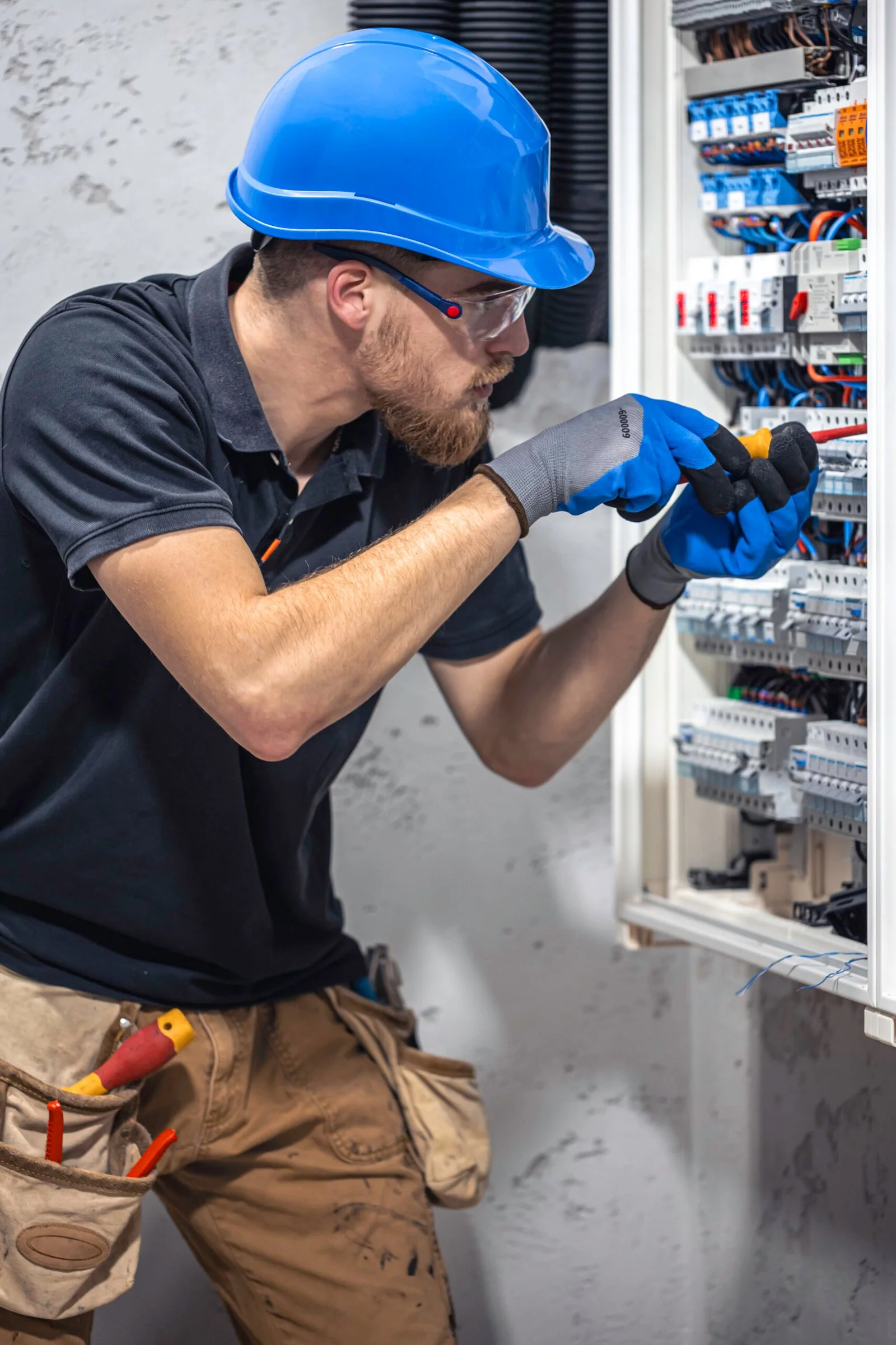 Subdirector-electronico-jefe-recuerso de empresa de electricistas usando multímetro en instalación industrial