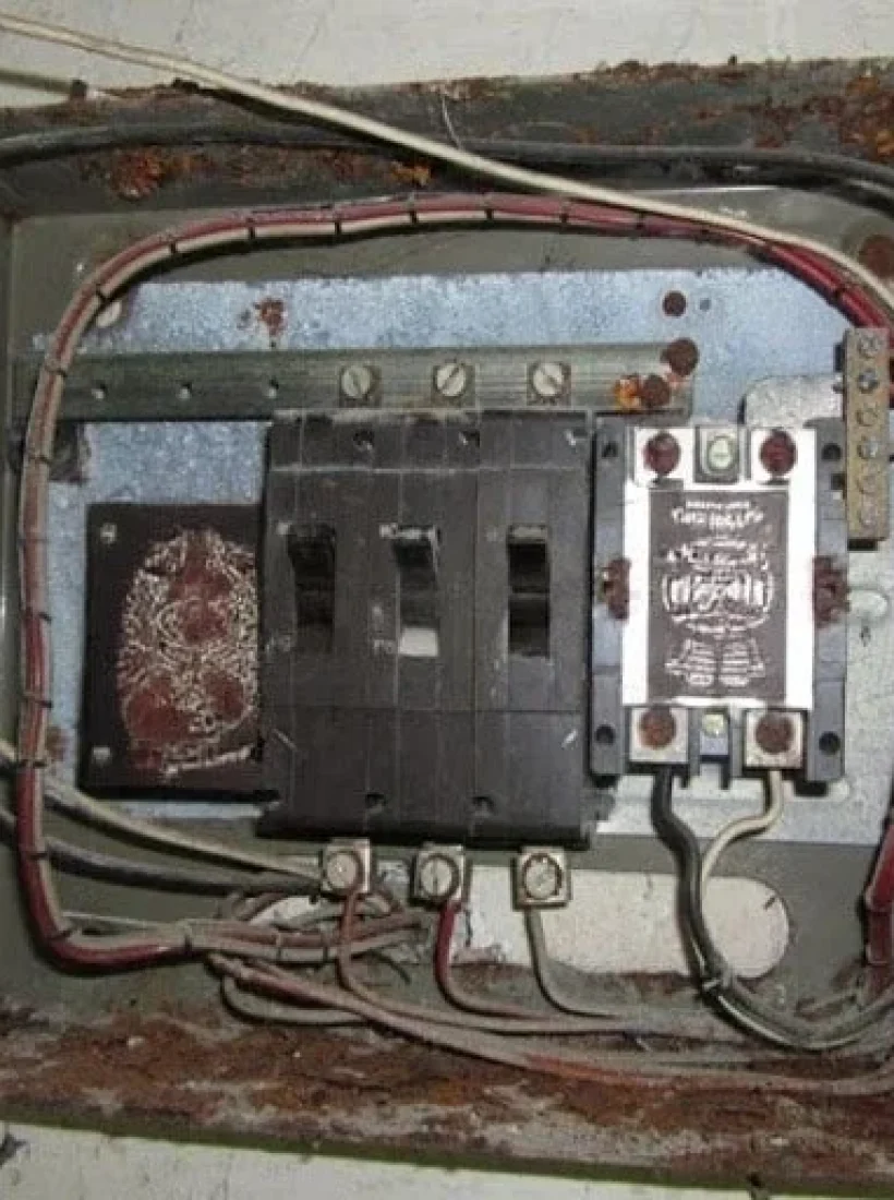 Instalación eléctrica antigua que muestra signos de deterioro y obsolescencia, evidenciando la necesidad urgente de reforma y actualización según normativa vigente.
