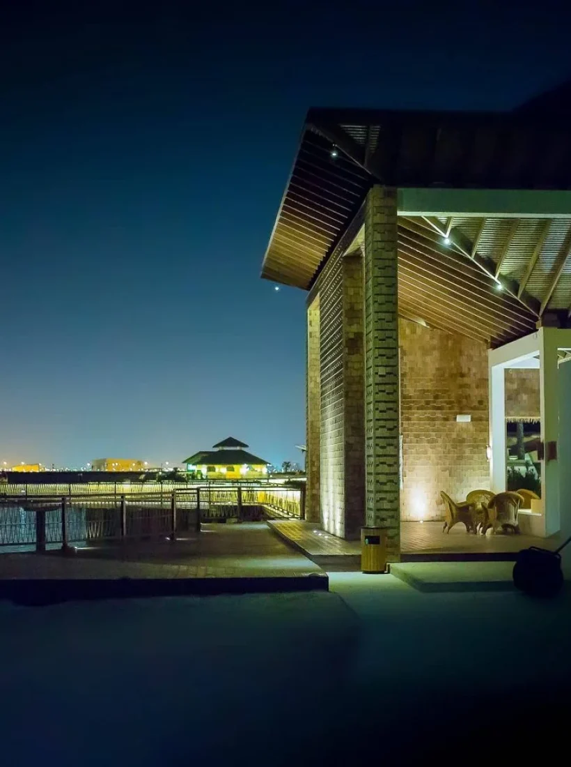Sistema de domótica e instalación eléctrica exterior que integra iluminación arquitectural LED y control inteligente para vivienda moderna junto al mar. La instalación eléctrica profesional resalta la estructura contemporánea mediante tecnología de iluminación eficiente y programable.
